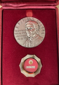 1984 Documented medal &amp; reliquary theca with relics of the Blessed Rafaela Ybarra de Vilallonga, founder of the Sisters of the Holy Guardian Angels