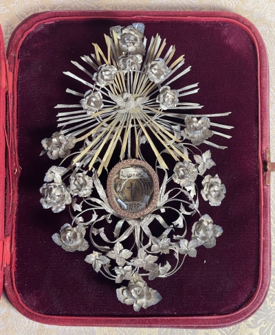 Spectacular silver reliquary theca with a relic of the True Cross of Jesus Christ
