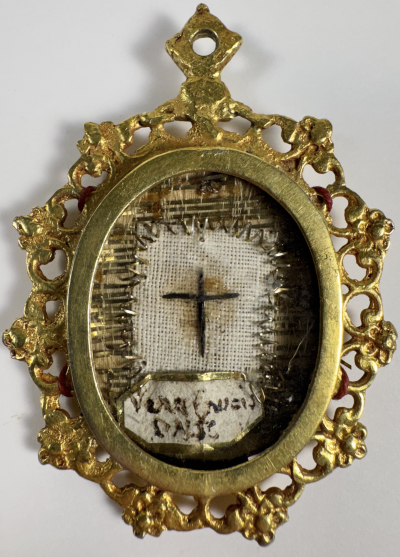 Fancy gold reliquary theca with a relic of the True Cross of Jesus Christ